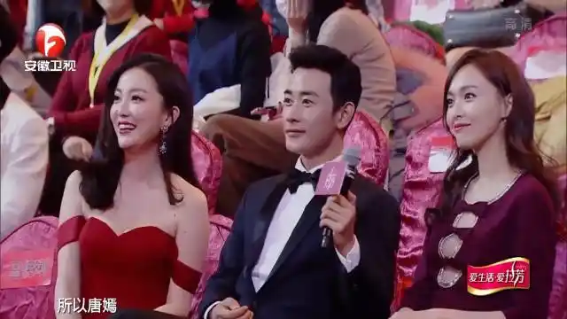 罗晋手拿话筒让唐嫣说话,细节满满让人羡慕#综艺安利[超话]##内地综艺