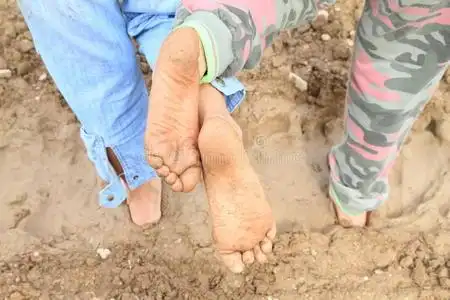 光脚的肮脏鞋底照片