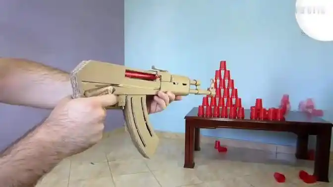 牛人用纸板拼了一把真实的ak玩具枪,这手艺简直逆天-生活视频-搜狐