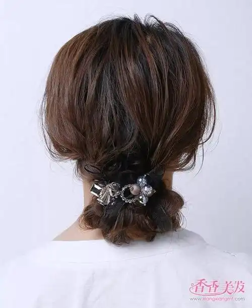 女生长发低盘发发型