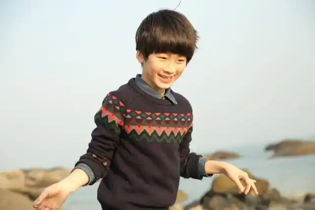 天天近照曝光,长大后的天天已经比父亲张亮要帅气更多了!