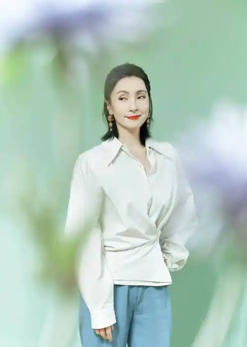 网友称瞬间提升格调,金色礼服秀身材_休闲_年纪_照片