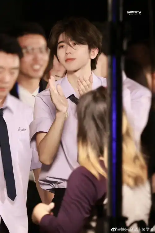 蔡徐坤和工作人员合照自拍vs他拍