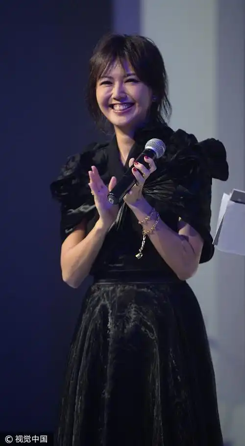 【独家】孙燕姿穿一袭黑色绸缎长裙优雅迷人 露齿笑出牙龈少女感十足