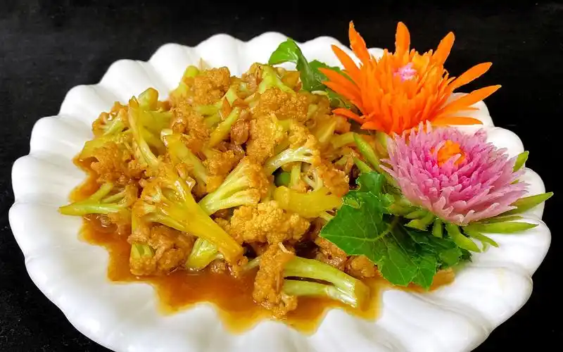 炒菜花的时候,稍微加点海米,能让普通的家常菜味道提高一个档次