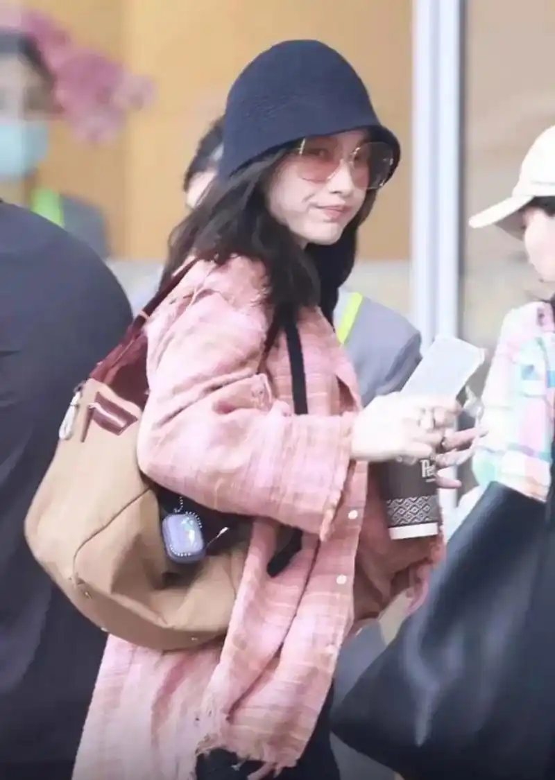 近日,倪妮出现在机场,身穿一件粉色衬衫,搭配简约的牛仔裤,给人一种