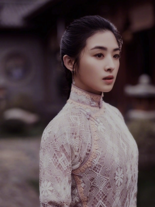 29岁张含韵越来越漂亮但确实不火了