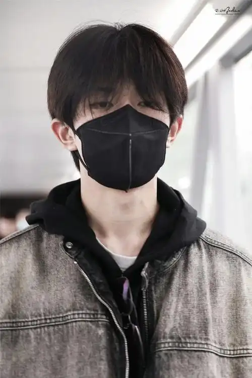 易烊千玺机场图#  易烊千玺重庆出发路透9615  牛仔外套搭配黑色