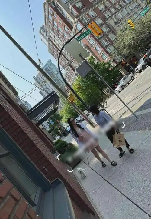 王祖贤加拿大街头被偶遇,小腹微隆长腿仍瞩目,穿69元凉鞋似路人