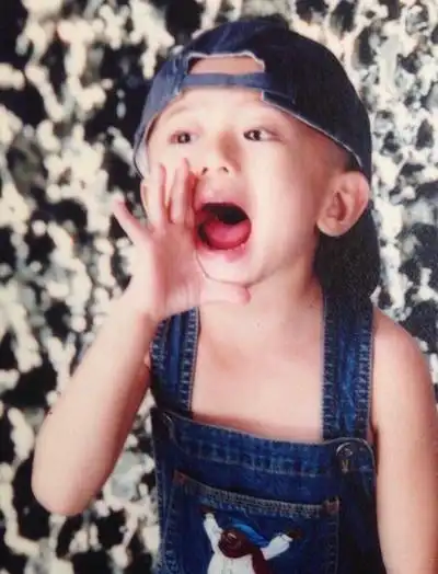 np童年照蔡徐坤只穿背带无内搭范丞丞碎刘海大圆脸