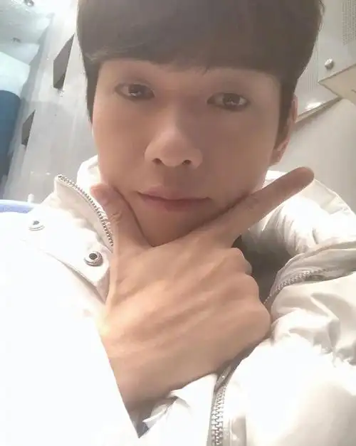 魏大勋好爱这个自拍姿势啊|魏大勋_新浪新闻