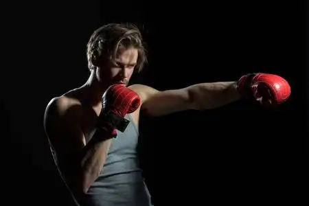 年轻人拳击, 在健身房锻炼照片