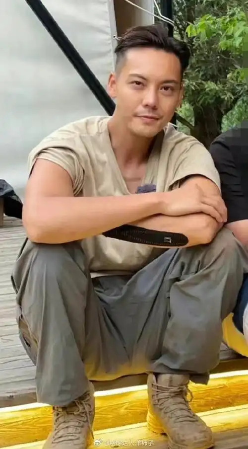 陈伟霆晒露营自拍