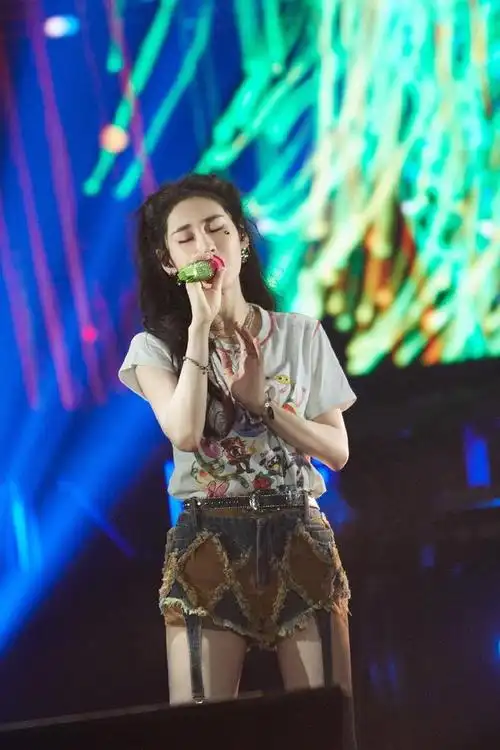 "张碧晨和双马尾造型的适配度很高,一点违和感都没有","又漂亮又拽酷