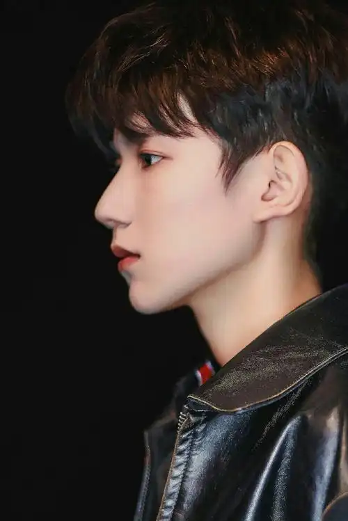 [tfboys][新闻]200409 分享王源的名品侧颜,绝美颜值似仙子下凡