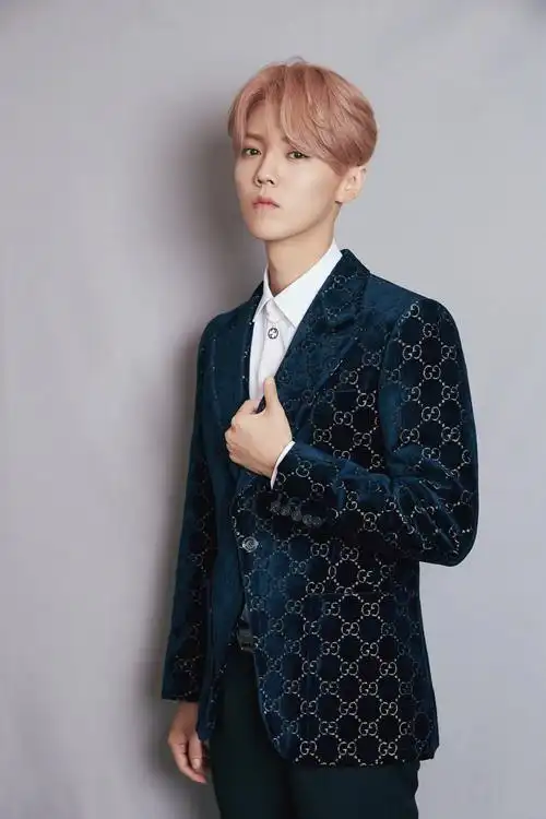 鹿晗粉色头发复古西装出席活动透露演唱会筹备中