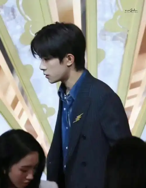 易烊千玺闭眼侧颜