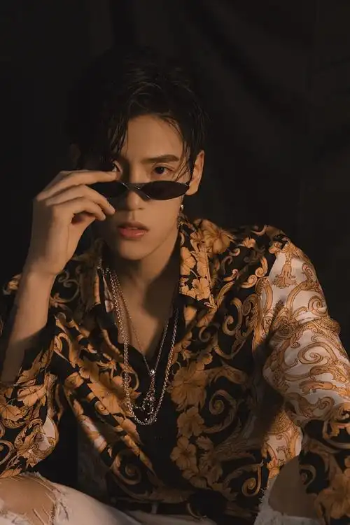 王子异贵气花衬衫九宫格大片出炉 帅气的颜值闪闪发光