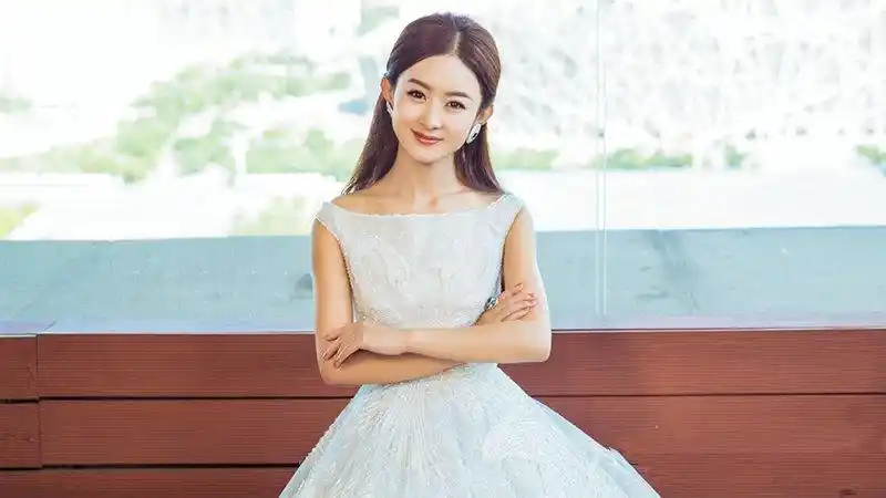 赵丽颖,2006年,因获得雅虎搜星比赛冯小刚组冠军而进入演艺圈,之后