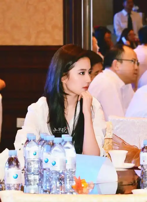 刘亦菲阿尔山矿泉水签约活动(饭修)这组白衬衫配牛仔裤的穿搭女友力