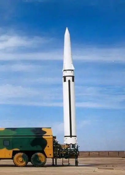 加装新型弹头的解放军东风15战术导弹