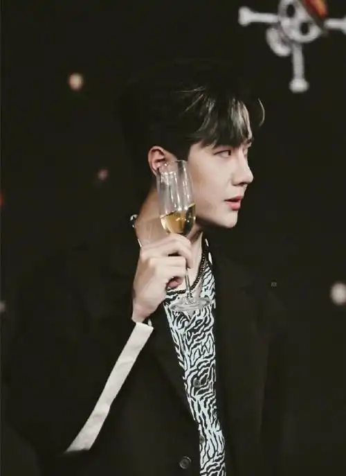 喝酒那个姿势太苏了!啊我没了@uniq-王一博