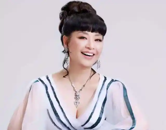 殷秀梅:险些跟姜昆"结怨",再婚26年无子女,却被外国老公宠成宝_腾讯