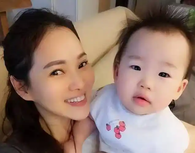 丈夫秦昊起身离开,婆婆表示身体最重要,伊能静落泪_想法_婚姻_米粒