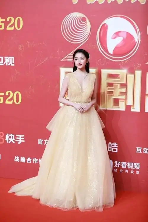 关晓彤又显诱人身材大v吊带配薄纱意外的高贵优雅