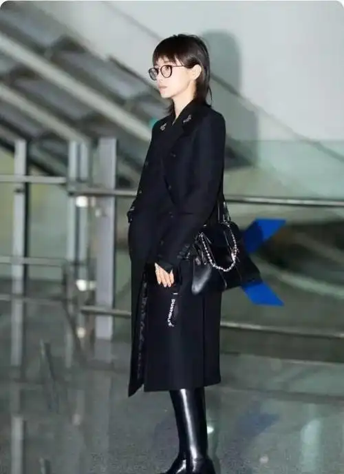 时尚女王王子文穿长款大衣配中筒靴,全黑搭配,炫酷还不失文静