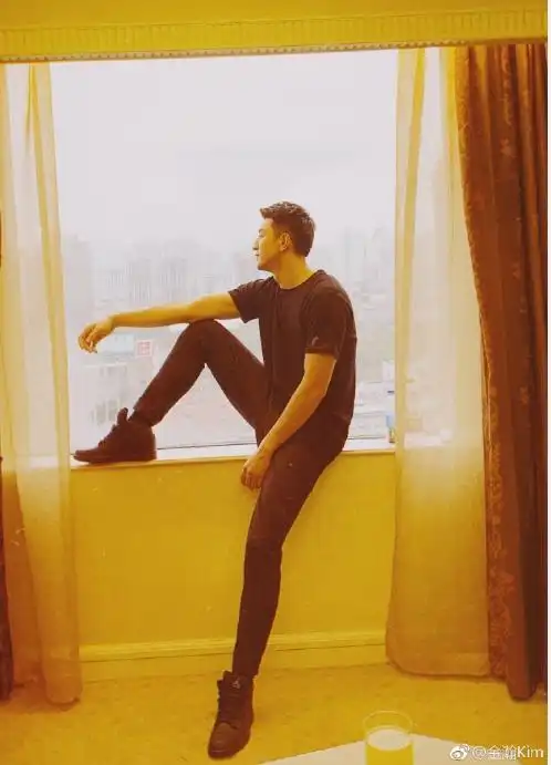 金瀚晒上海日常照,"2.0米"大长腿成功抢镜!