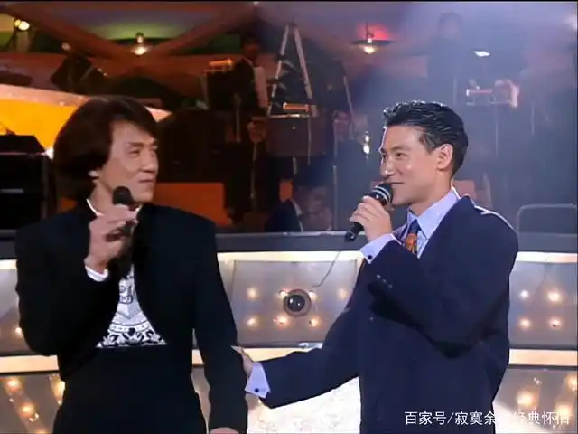 难得一见!原唱成龙与翻唱张学友同台飙这首歌,久违的感觉