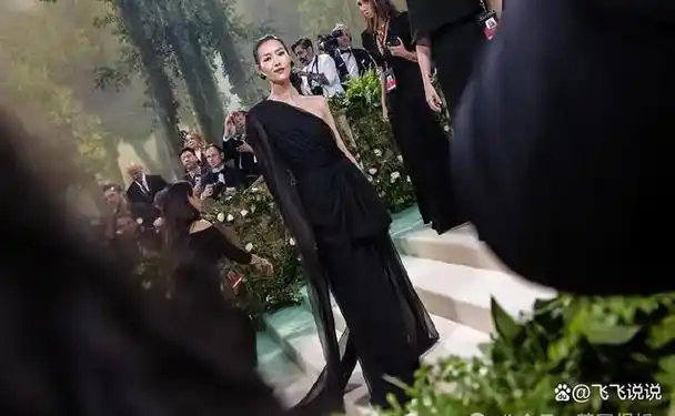 2024时尚界春晚!刘雯赞达亚造型爆火,卡戴珊紧身胸衣挤到昏厥