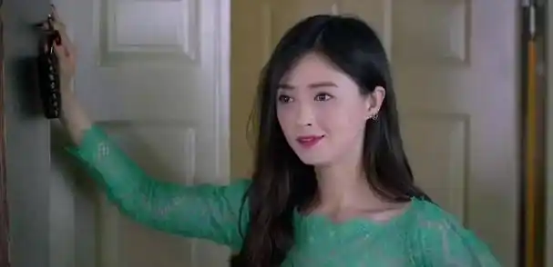 蒋欣与众不同,她坦言自己曾经假唱,并且还揭露赵丽颖也有过假唱的经历