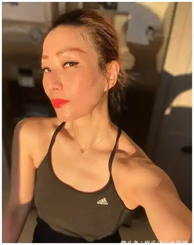 郑秀文晒健身照,性感迷人的背后,是"想吃一顿饱饭"的辛酸