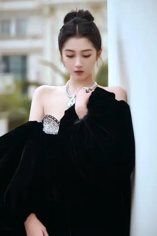 钟楚曦关晓彤红毯合照