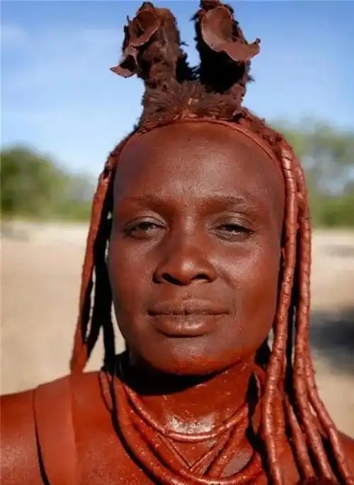 回顾非洲部落红泥族:"赤裸"为美,女人从不洗澡,男人寿命很短