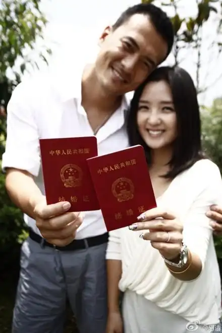 赫子铭何洁晒结婚证宣布喜讯 两人预计9月份举行婚礼