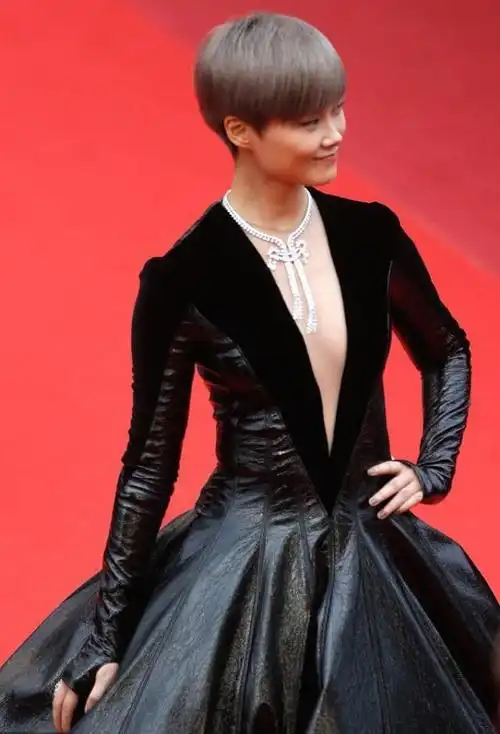 李宇春穿裙子还挺有女人味的领子都快到肚脐眼了挺博眼球的