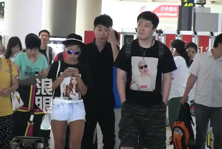 吉克隽逸素颜与男友刘石坚现身机场 被误为黑妞(图)