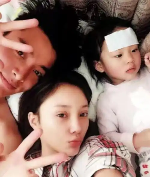 虽然李小璐最终和贾乃亮分开了,可却保留了最后的体面,也会团结起来