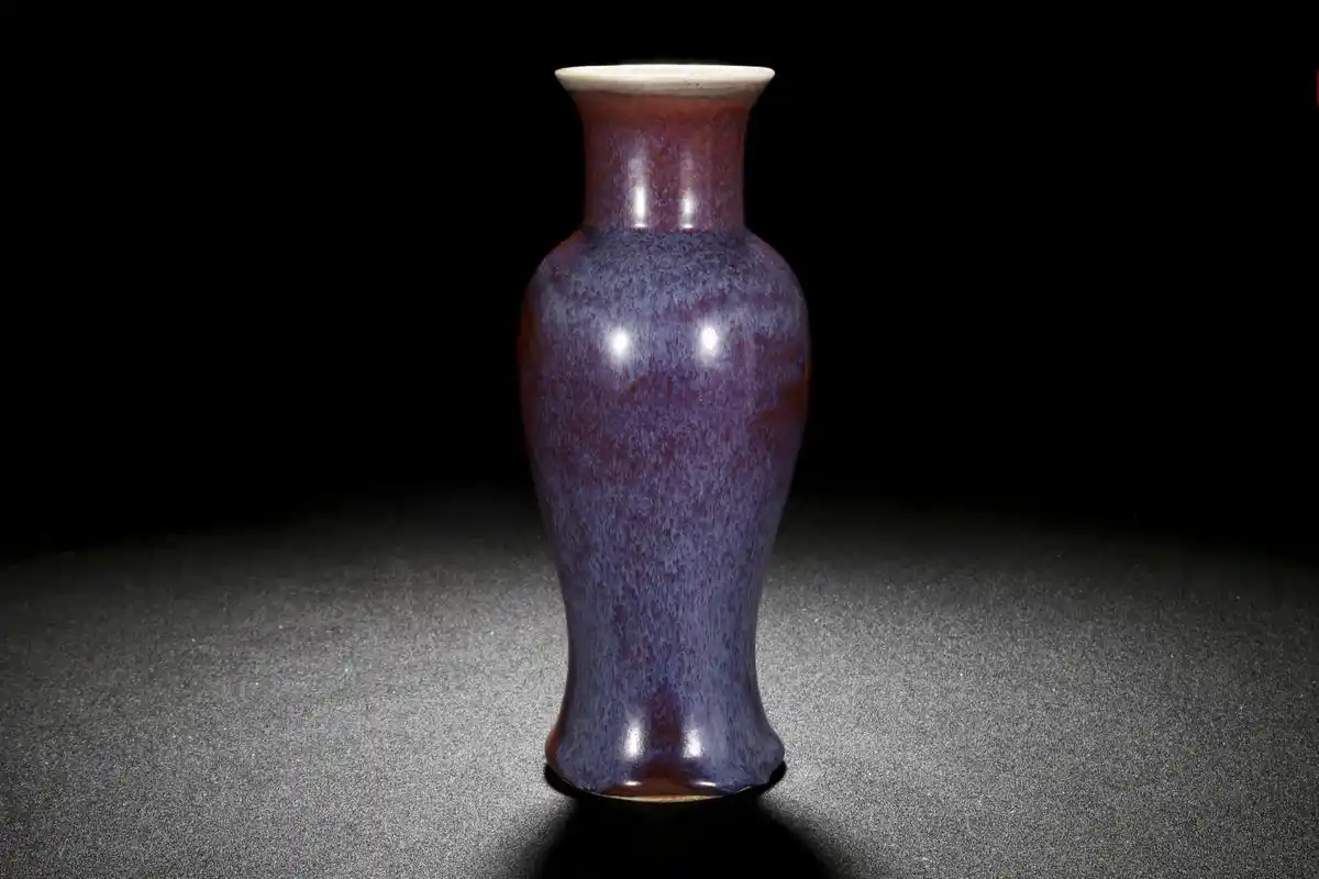 瓷器鉴赏# 此件清晚·窑变红釉观音瓶,高24公分,微侈,短直颈,丰肩弧