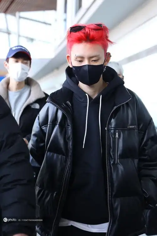 小鬼王琳凯红发造型戴墨镜帅气满分