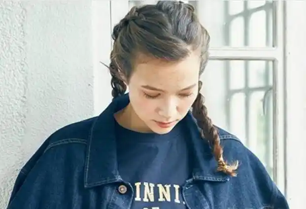 年轻小美女的双麻花辫编发发型