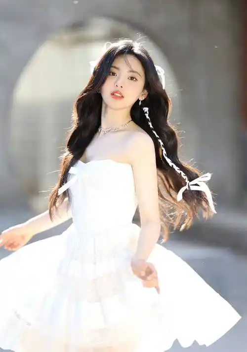 杨超越晒美照 穿抹胸白裙与月季花合照身材丰满性感 纯欲风拉满_妹妹