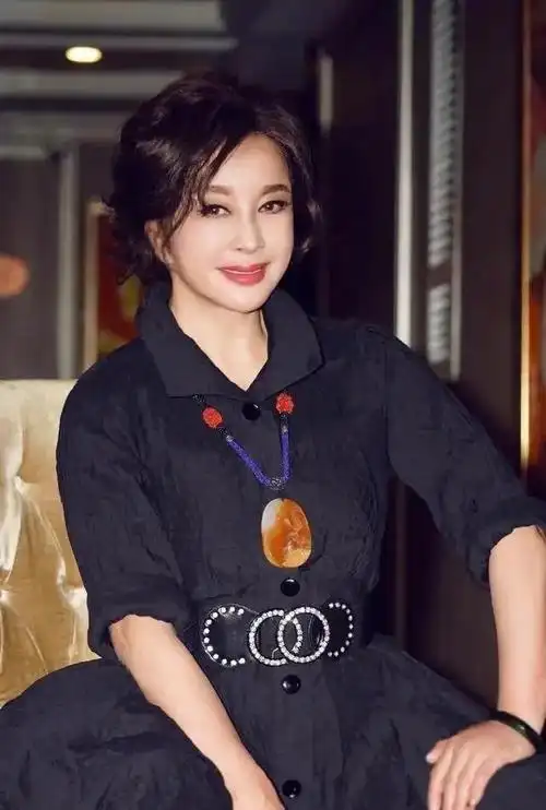 刘晓庆剪短发装嫩成功穿白色t恤配红短裤说是24岁都信