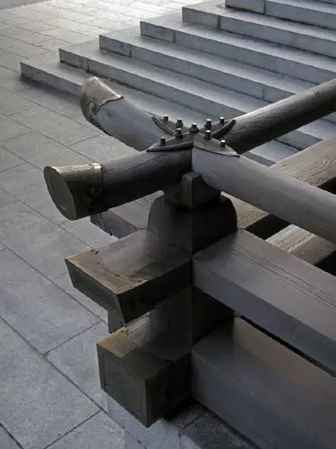 日式敷寄屋最外走廊边的栏杆,日语称为高栏.这种装饰有錺金具