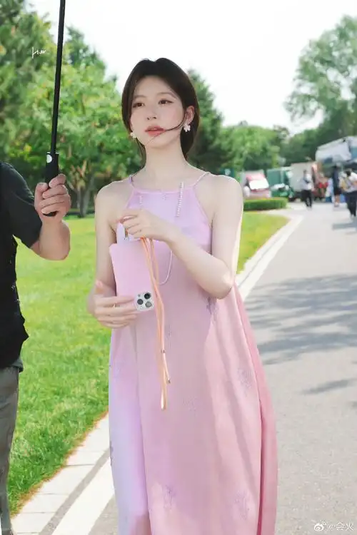 赵露思粉色无袖挂脖连衣裙