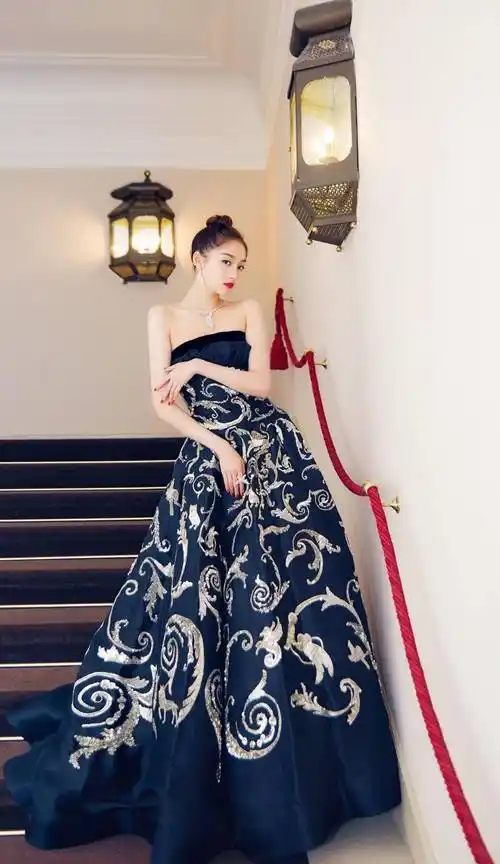 关晓彤成裙装教科书!