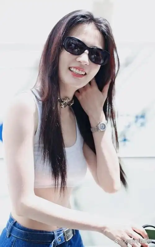 徐璐机场露腰大秀马甲线,拎爱马仕戴劳力士手表,名副其实小富婆